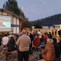 Voransicht: Freiluftkino am Vorabend der Sommerfrische am Bahnhof Rottenbach ©Ingo Krebstekies